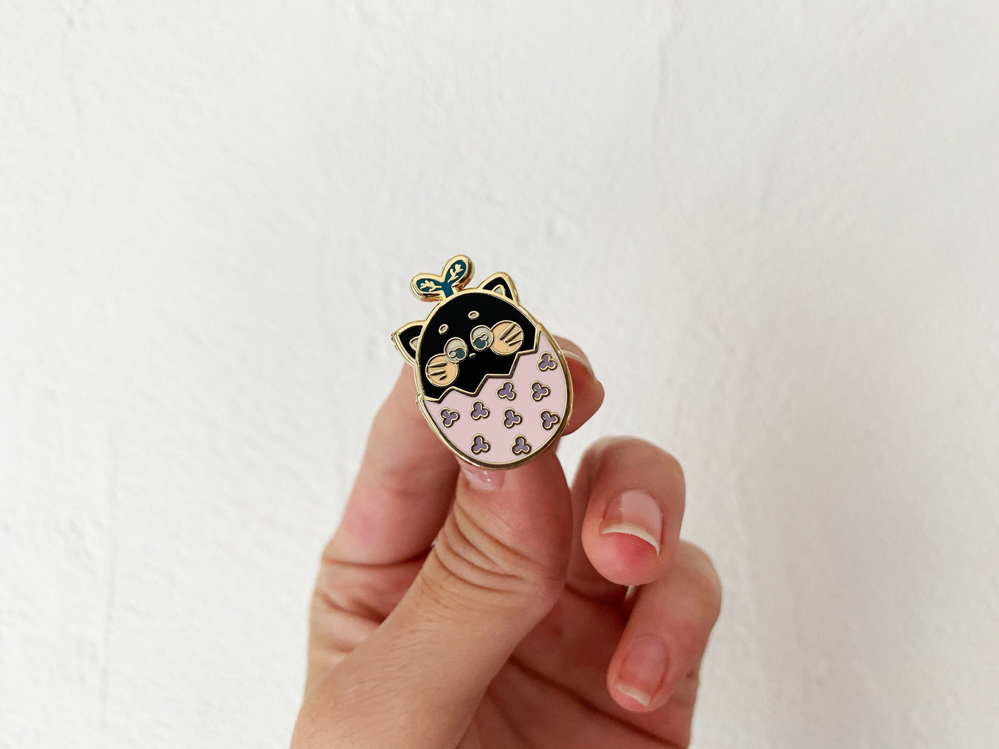 Pin's émail dur – Chat noir & Œuf-Plante 🌱🐱