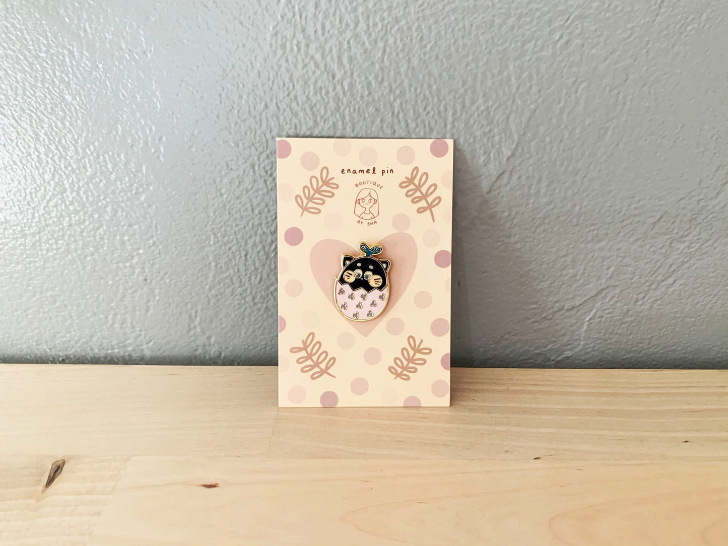 Pin's émail dur – Chat noir & Œuf-Plante 🌱🐱