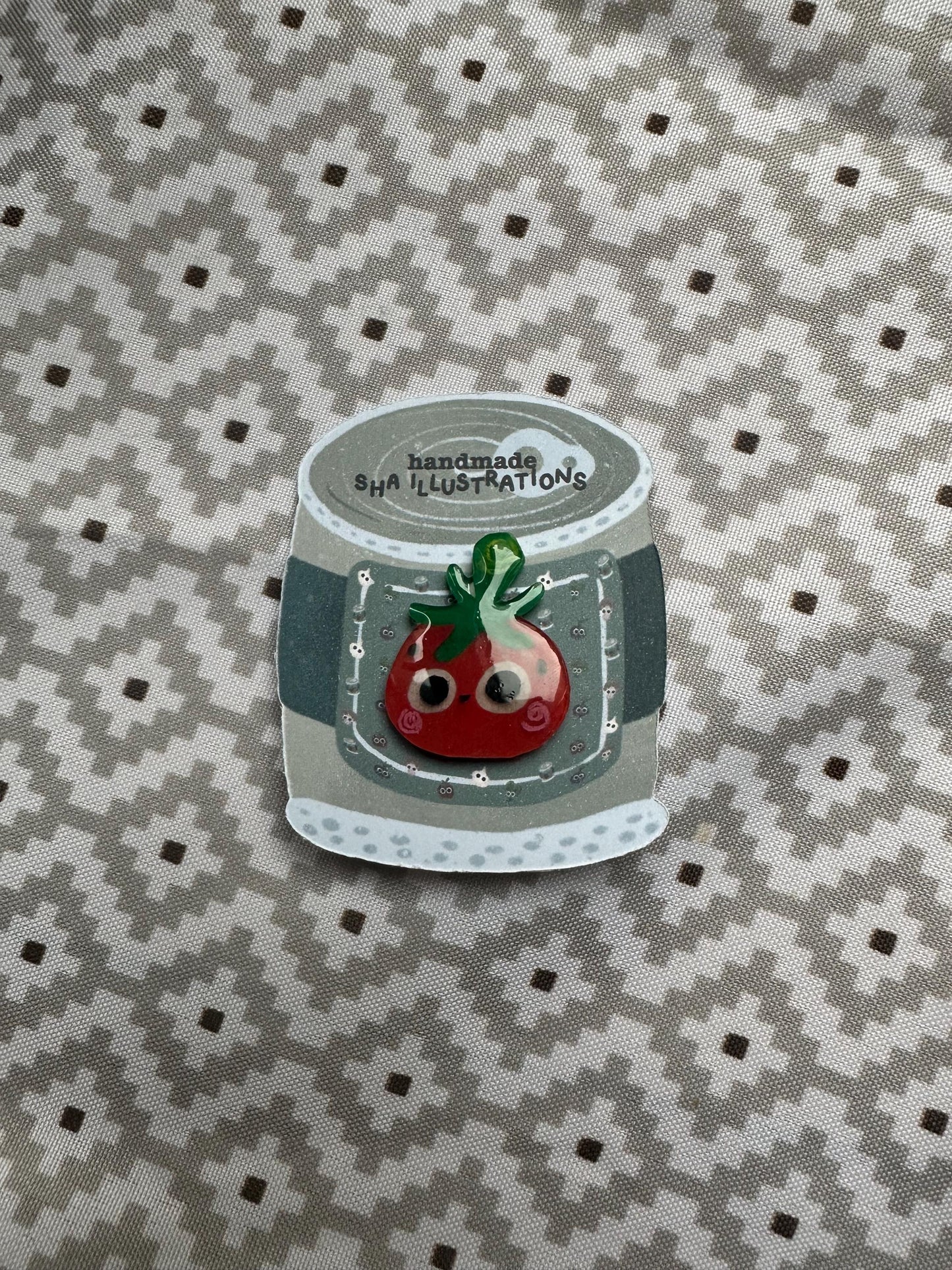 Pin's Tomate dans sa boîte de conserve