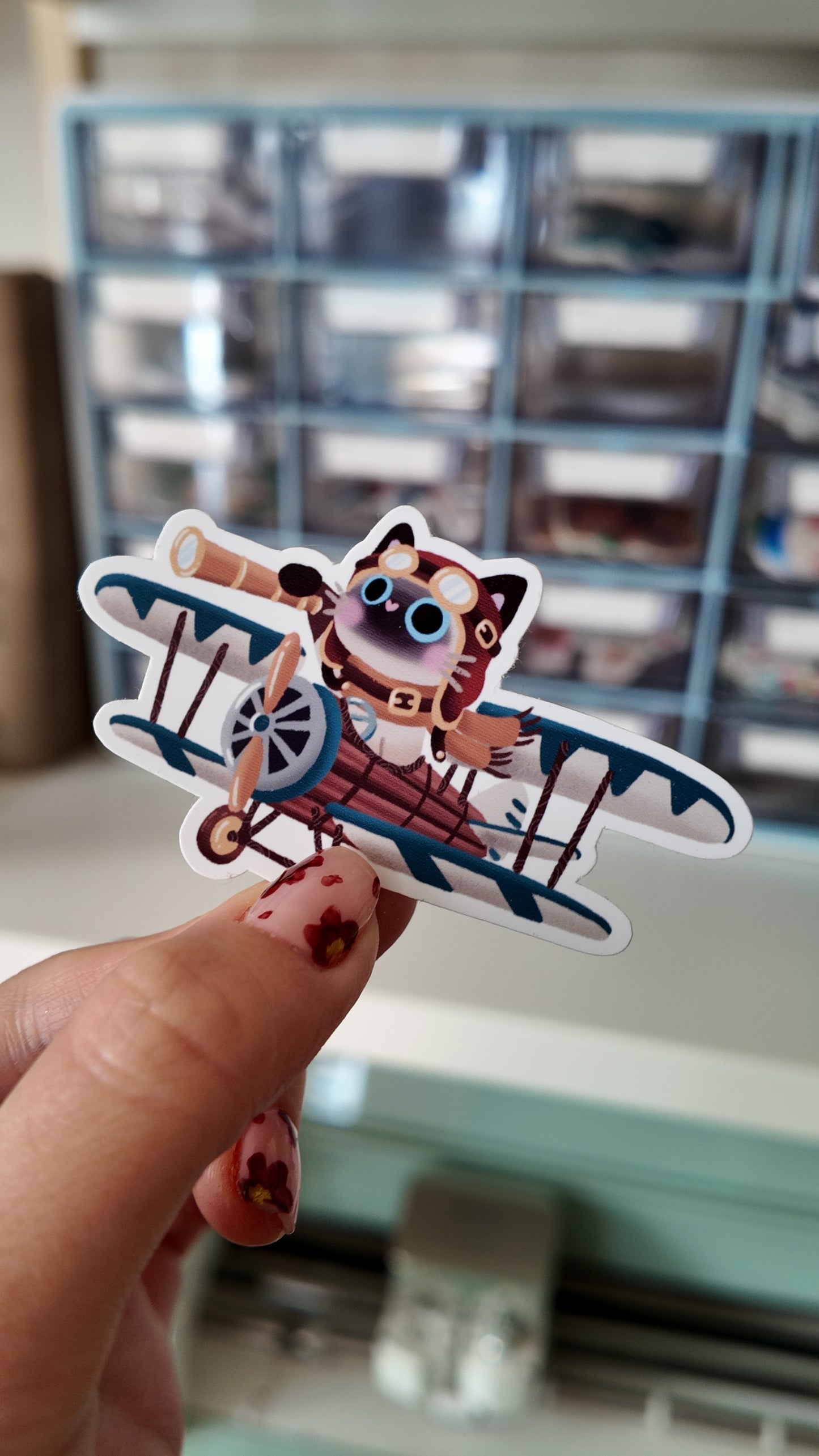 Autocollant Smoky le voyageur en avion Smoky Mail Club #1 Mai 2026