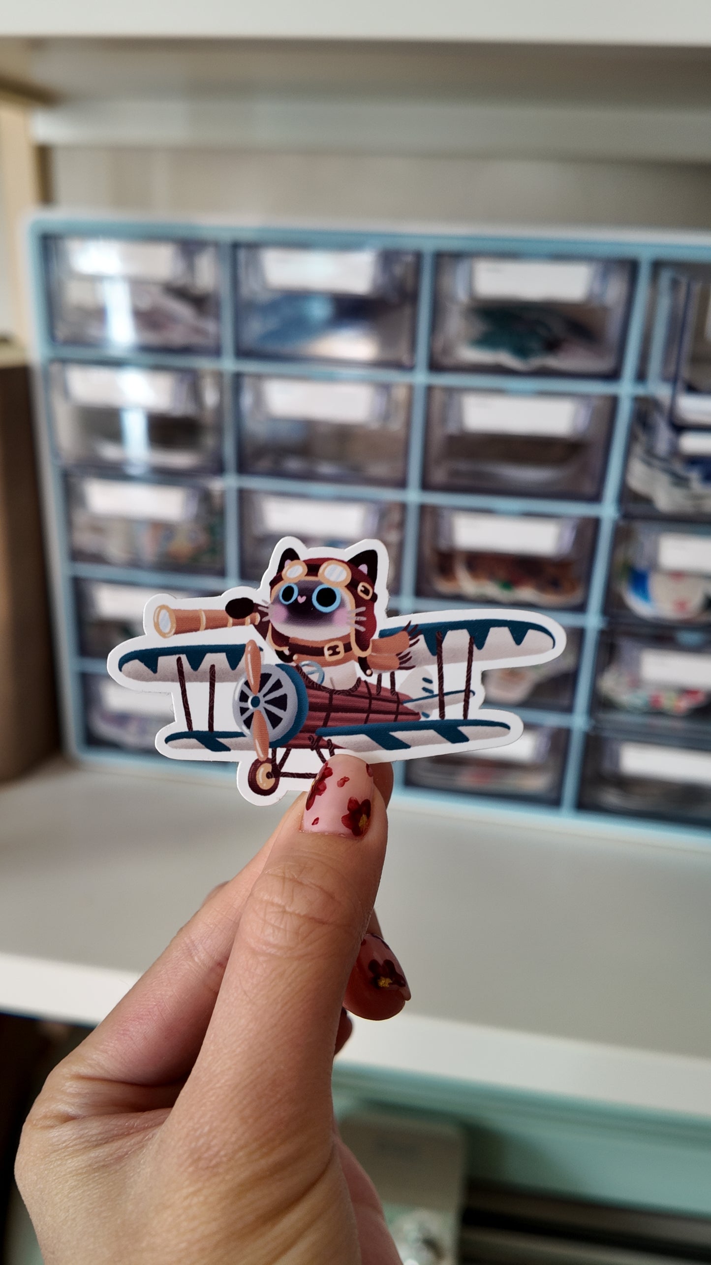 Autocollant Smoky le voyageur en avion Smoky Mail Club #1 Mai 2026