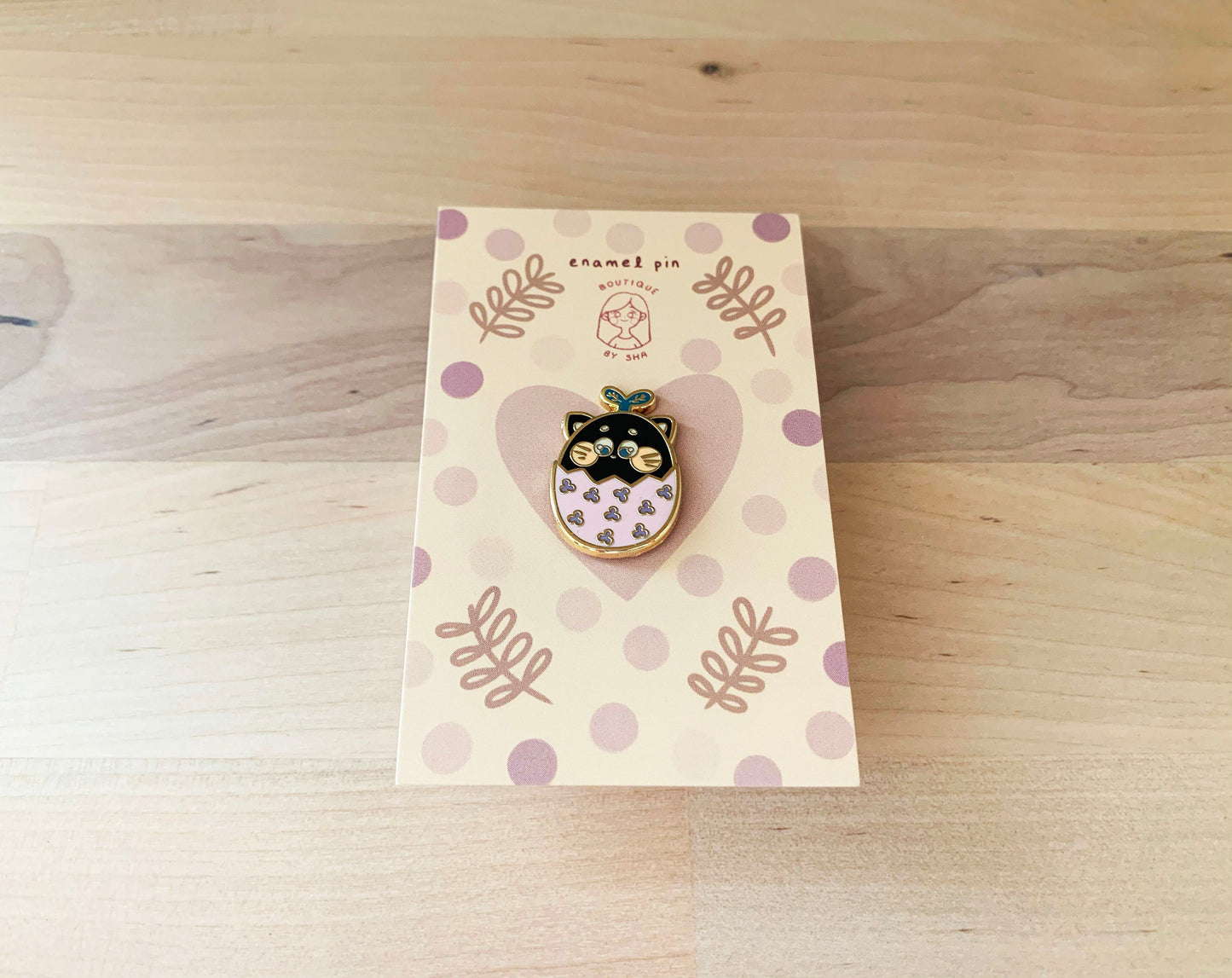 Pin's émail dur – Chat noir & Œuf-Plante 🌱🐱