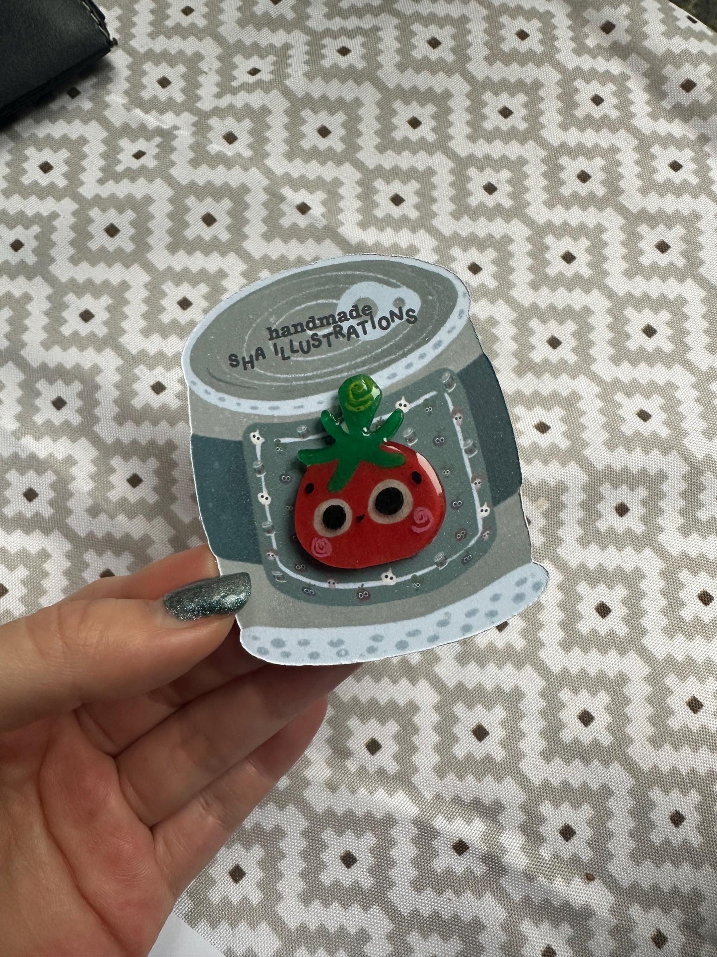Pin's Tomate dans sa boîte de conserve